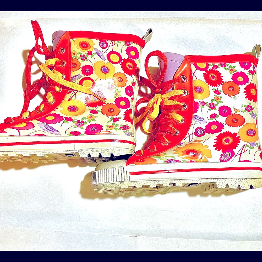 VINTAGE 1980’s FLOWER RAINBOOTS